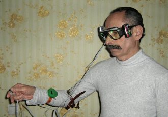 Конструктивное оформление разработки реализовано в виде оправы для очков Конструктивное оформление разработки реализовано в виде оправы для очков