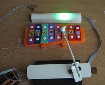 Конструктивное оформление разработанной психотехнологии реализовано в виде настольного портативного ксилофона (металлофона) Конструктивное оформление разработанной психотехнологии реализовано в виде настольного портативного ксилофона (металлофона)