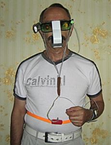 На оправе очков закреплен наносник, с пористым аппликатором, пропитанным эфирным маслом с антигипертензивным эффектом На оправе очков закреплен наносник, с пористым аппликатором, пропитанным эфирным маслом с антигипертензивным эффектом