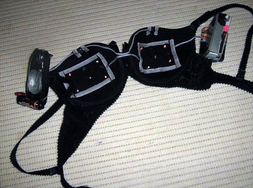 Конструктивное оформление разработки реализовано в виде обычного бюстгальтера, внутренние поверхности чашек которого снабжены сменными аппликаторами Конструктивное оформление разработки реализовано в виде обычного бюстгальтера, внутренние поверхности чашек которого снабжены сменными аппликаторами