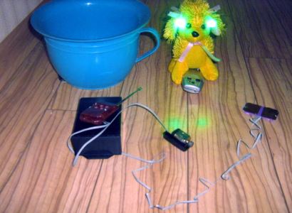 Конструктивное оформление разработки реализовано в виде фиксируемого на ночном белье ребенка аппликатора – сенсора влажности Конструктивное оформление разработки реализовано в виде фиксируемого на ночном белье ребенка аппликатора – сенсора влажности